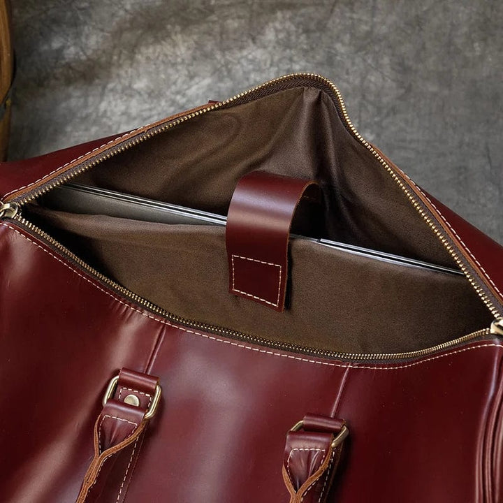 Sac de voyage en cuir homme élégant, montrant sa capacité de rangement