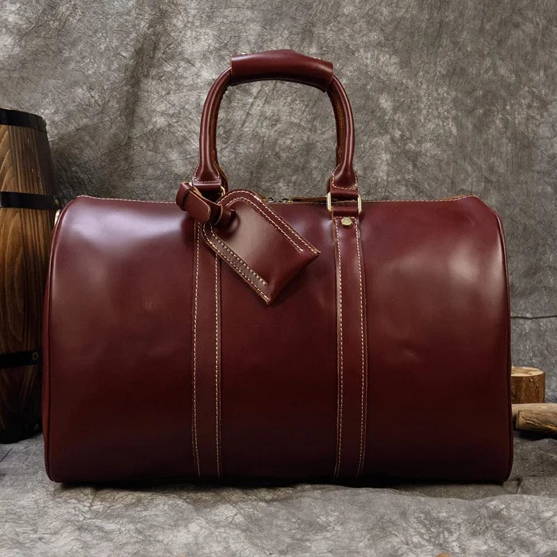 Design classique du sac de voyage en cuir, parfait pour l'homme moderne aventurier