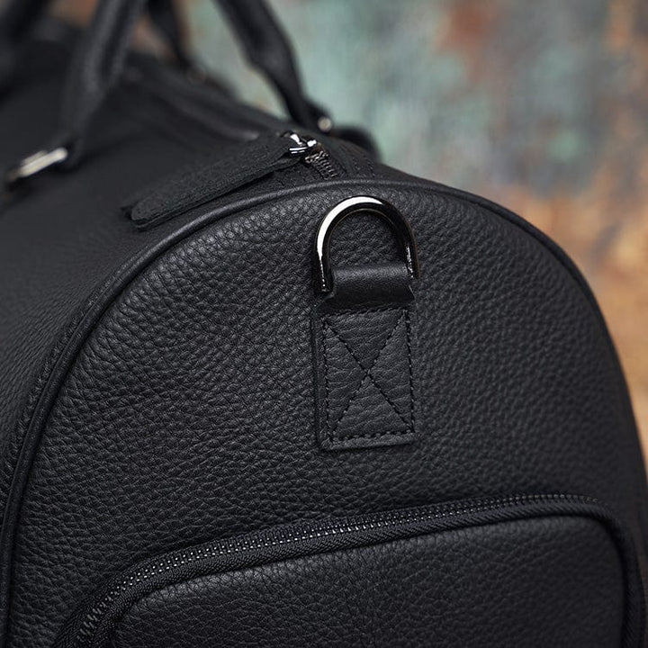 Vue d'ensemble d'un sac de voyage en cuir homme, alliant fonctionnalité, style et durabilité.