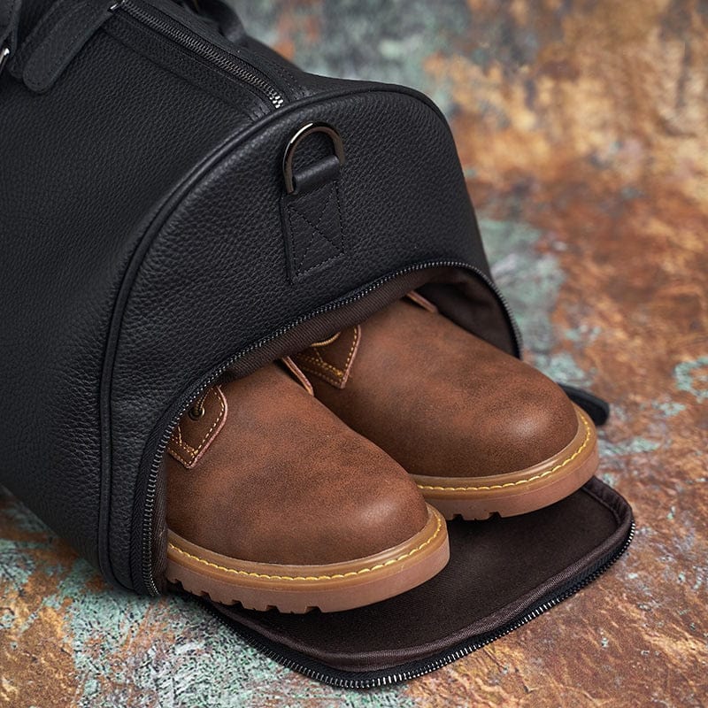 Sac de voyage en cuir souple camel, double poignée et fermeture éclair robuste, pour homme moderne.