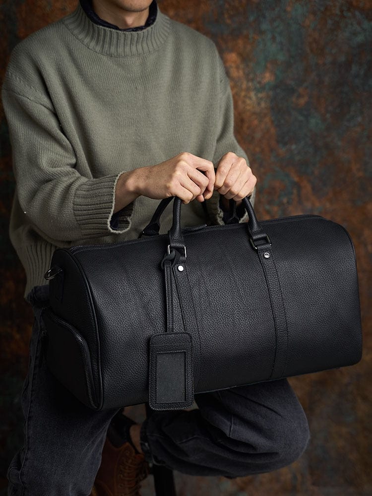 Sac de voyage et week-end en cuir vieilli pour homme, grand compartiment et poches extérieures.