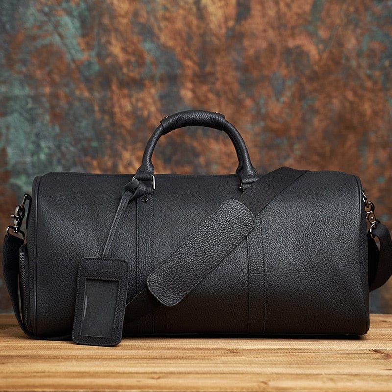 Homme portant un sac de voyage élégant en cuir véritable sur l'épaule, prêt pour le départ.
