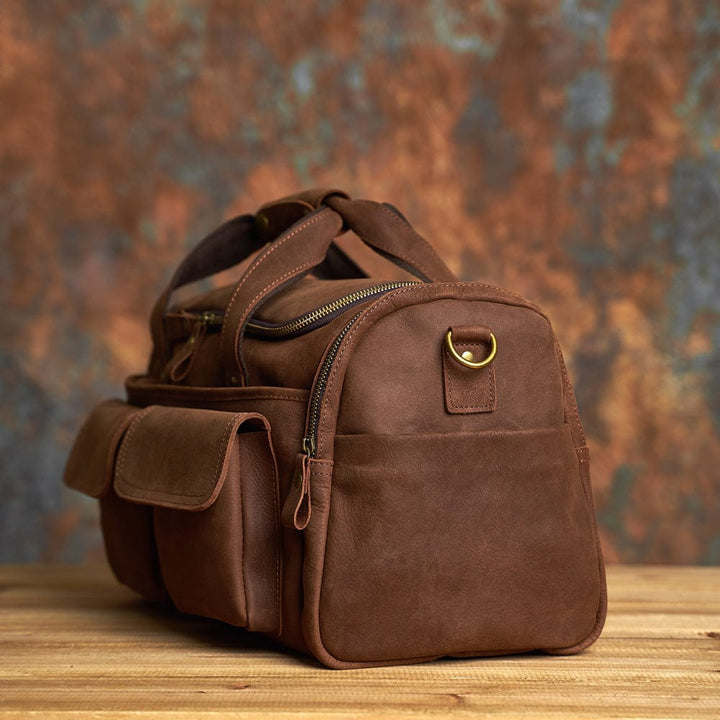 Sac de voyage en cuir pour homme, avec compartiments intérieurs, pour une organisation optimale.