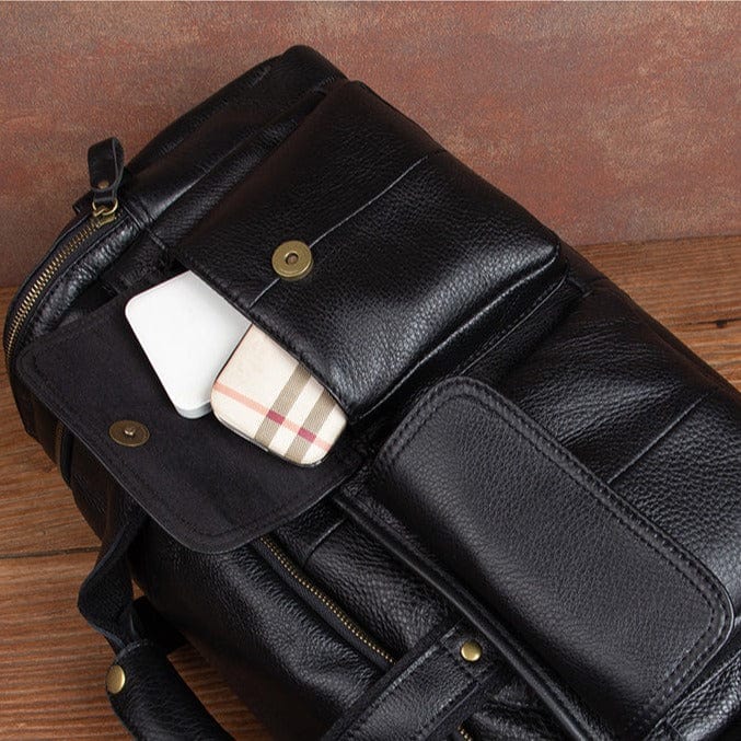 Vue arrière du sac de voyage en cuir pour homme, montrant ses lignes épurées et son allure chic.