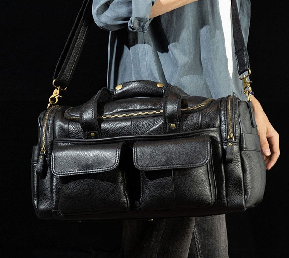 Sac de weekend en cuir pour homme, spacieux et durable, avec bandoulière réglable.