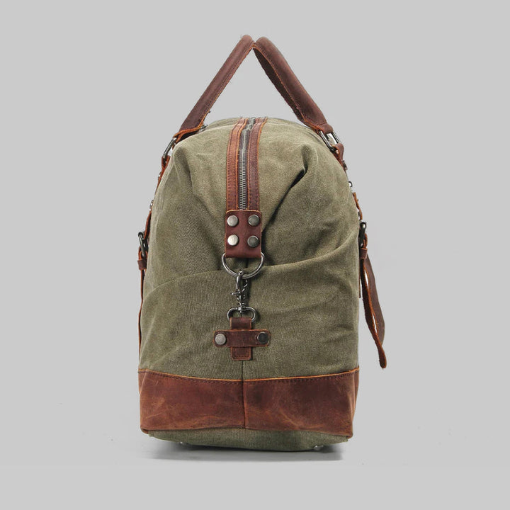 Bagage de voyage vintage en toile cirée et cuir, résistant pour toutes les excursions.