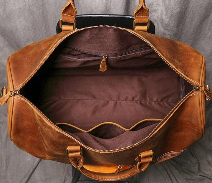 Détail du sac de voyage weekend en cuir noir, poignée et finitions élégantes