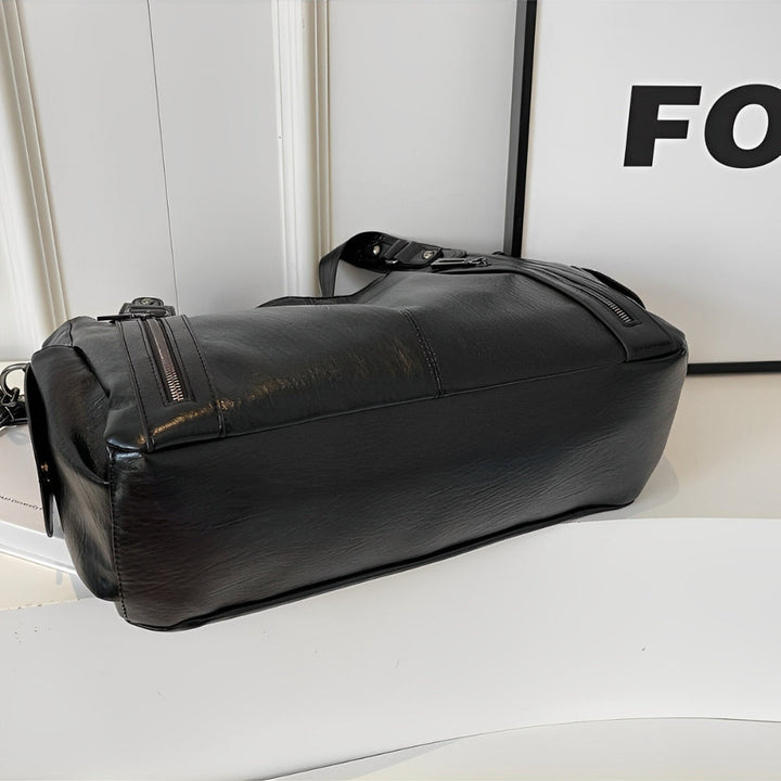 Sac d'école à bandoulière en cuir végétal lisse, design élégant, couleur classique, idéal pour femmes modernes.