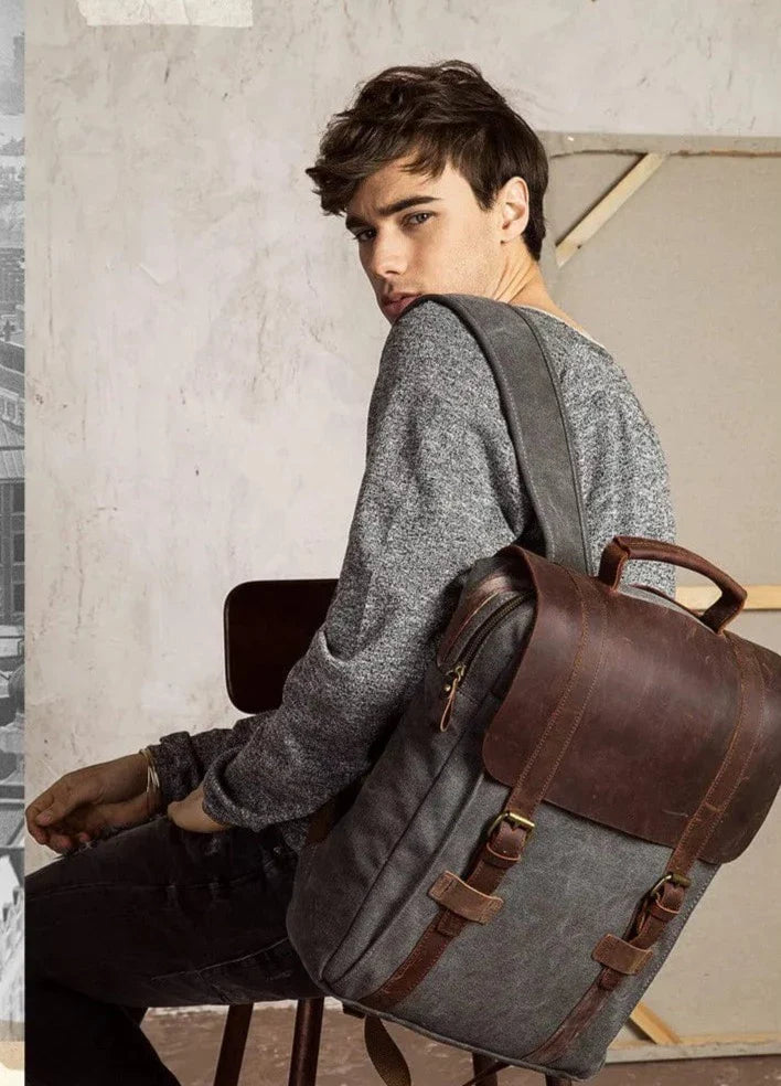 Sac à dos Bernard: design moderne en toile bleue et accents cuir camel, idéal pour l'ordinateur, unisexe.