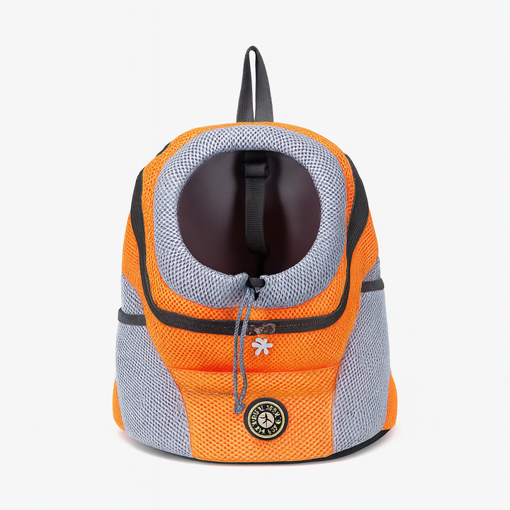 Personne avec sac à dos transport chien/chat, design ergonomique pour voyage mains libres et confort.