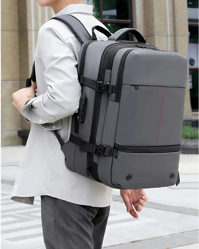 Vue arrière du sac à dos homme, panneau dorsal respirant et ergonomique pour un confort optimal en voyage