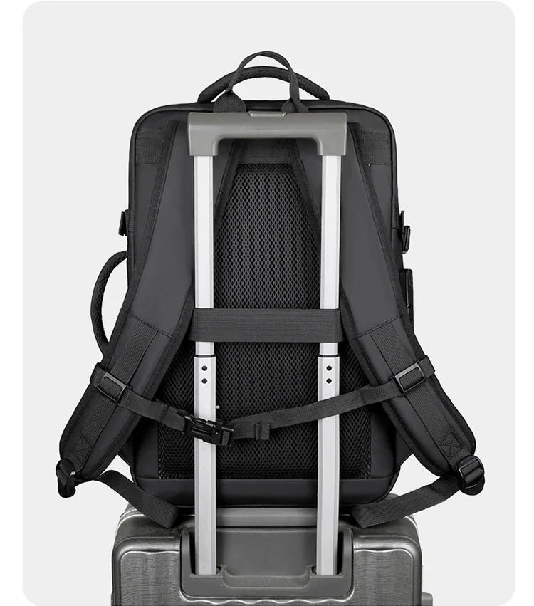Le sac à dos de voyage pour homme, couleur noire, posé sur le sol, prêt pour l'aventure ou voyage d'affaires