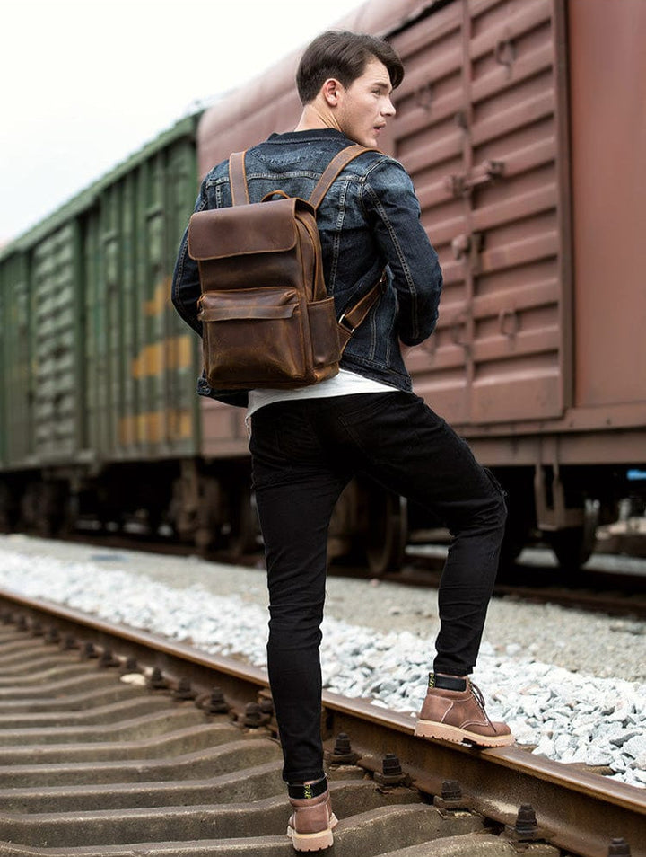 Accessoire élégant pour homme : sac à dos en cuir marron pour transport laptop.