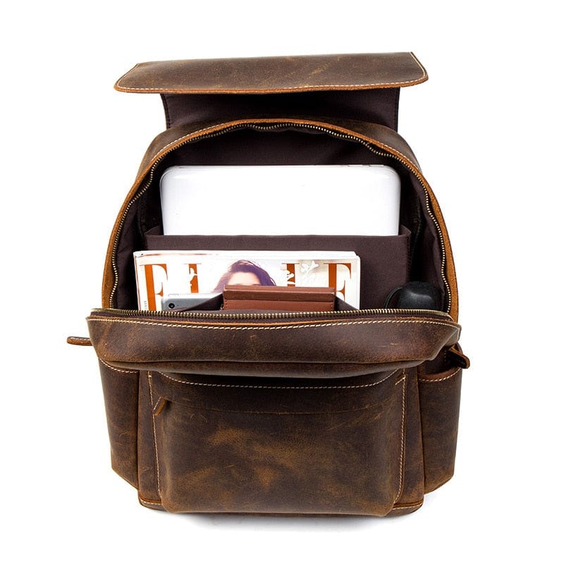 Sac à dos en cuir marron foncé pour homme, avec compartiment ordinateur portable.