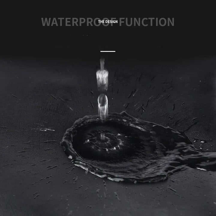 Détail du sac à dos en cuir pour homme, avec fermeture éclair étanche, pour usage quotidien ou voyage.