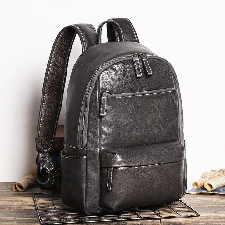 Sac à dos chic en cuir noir, accessoire essentiel pour l'homme cherchant élégance et praticité