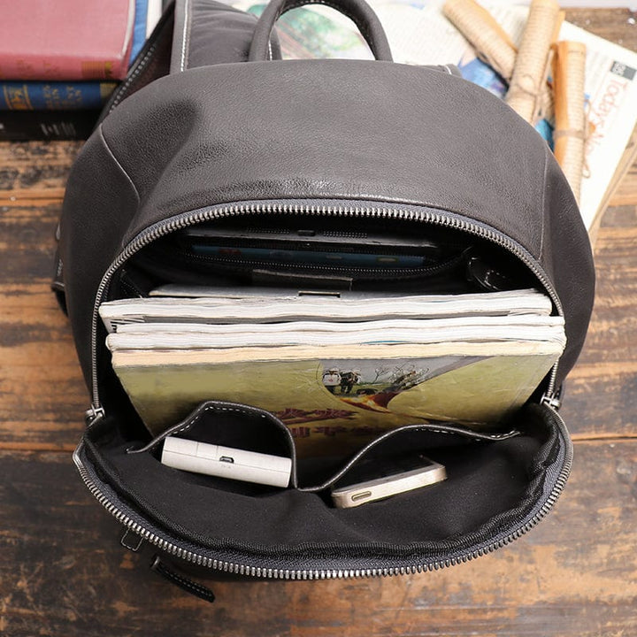 Sac à dos en cuir noir élégant, posé sur une surface, prêt à accompagner l'homme au quotidien