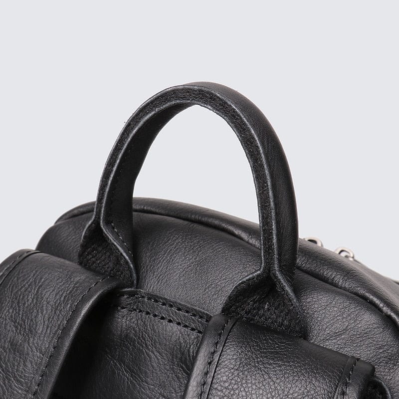 Sac à dos fonctionnel en cuir noir, conçu pour homme, affichant un design élégant et épuré