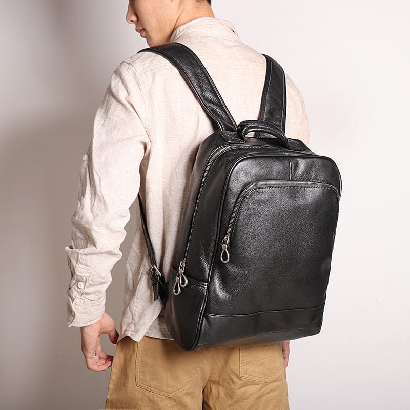 Sac à dos cuir véritable noir, design moderne pour homme, spacieux pour ordinateur et affaires personnelles.