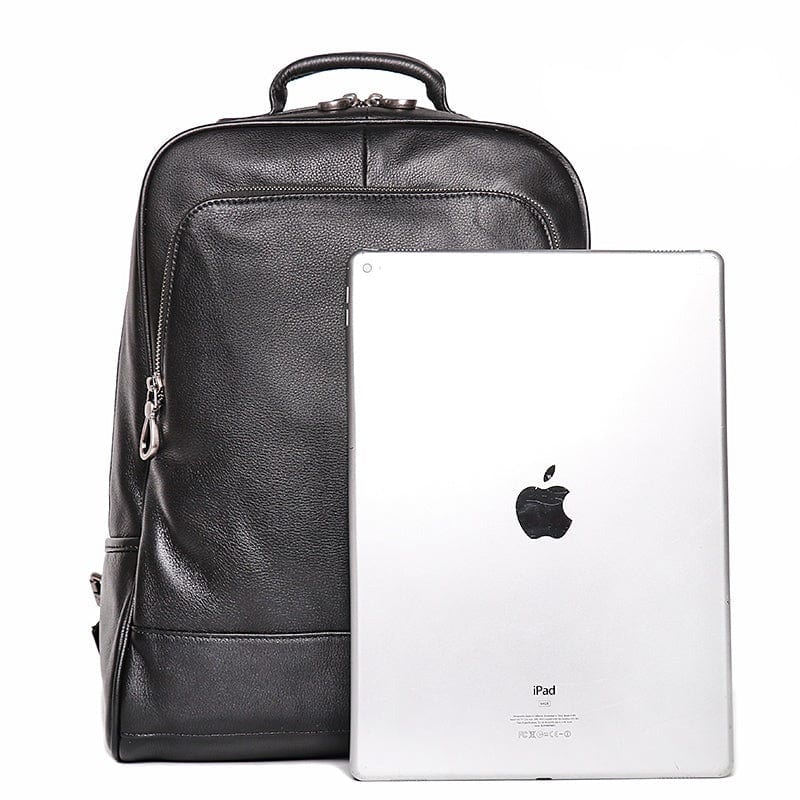 Maroquinerie homme: sac à dos en cuir noir, robuste et élégant, idéal pour transporter un ordinateur.