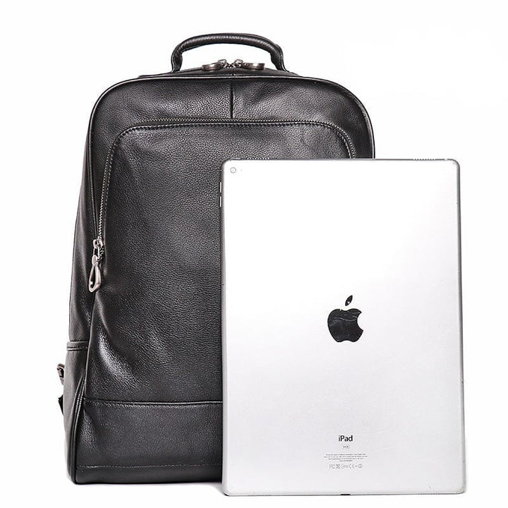 Maroquinerie homme: sac à dos en cuir noir, robuste et élégant, idéal pour transporter un ordinateur.