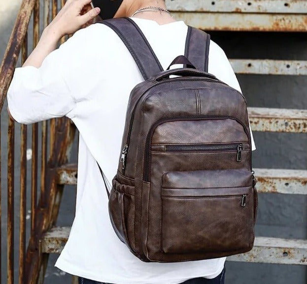 Sac à dos homme chic en cuir vegan aspect vieilli, couleur marron, idéal pour le quotidien en ville.
