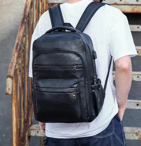 Détail du sac à dos homme en cuir vegan, élégance et fonctionnalité pour le travail et la ville.