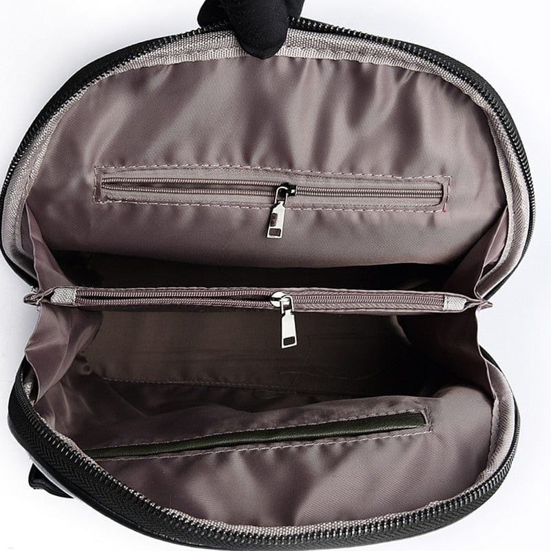 Détail des bandoulières réglables en cuir du sac à dos Alba, assurant confort et praticité pour le transport.