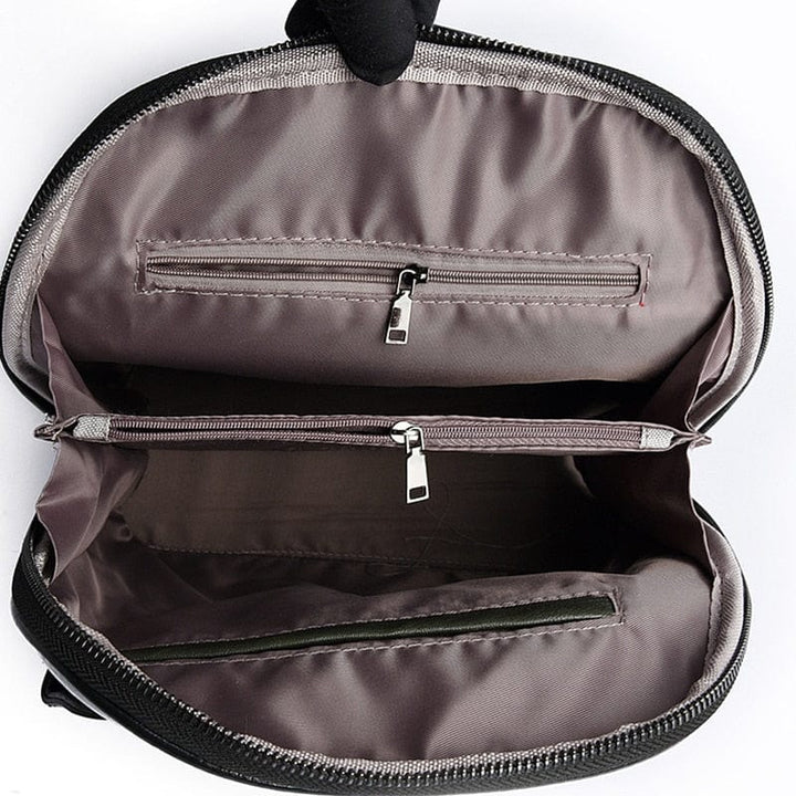 Détail des bandoulières réglables en cuir du sac à dos Alba, assurant confort et praticité pour le transport.