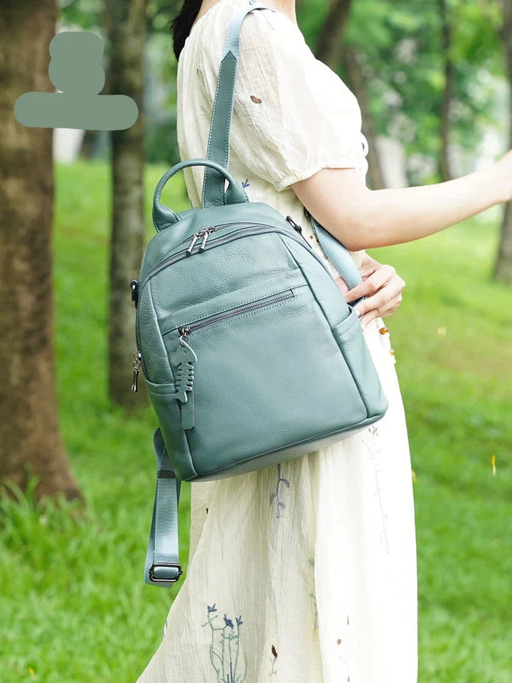 Sac à dos femme en cuir marron, style moderne et pratique avec rangements. Idéal pour travail/ville.