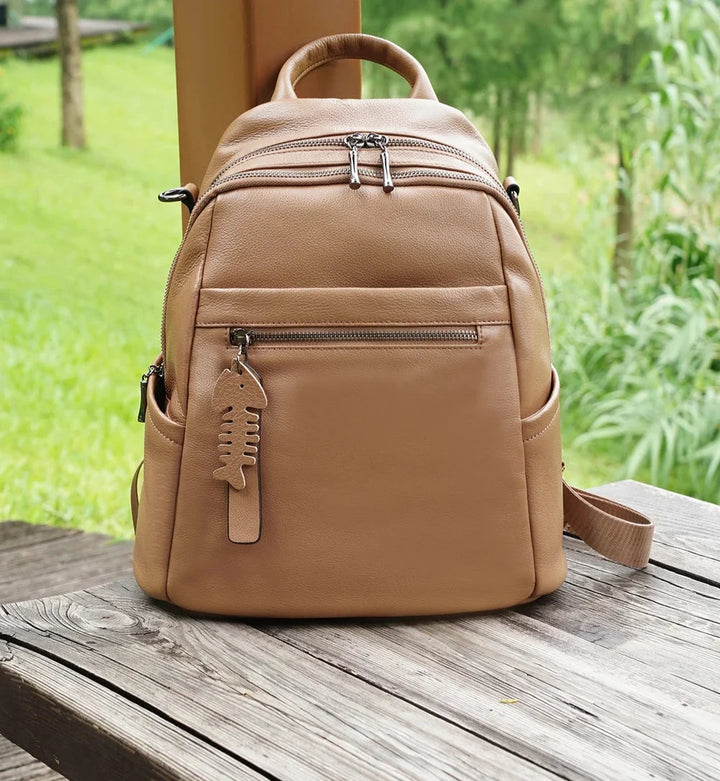 Sac à dos en cuir véritable pour femme, design chic et fonctionnel, idéal pour usage quotidien.