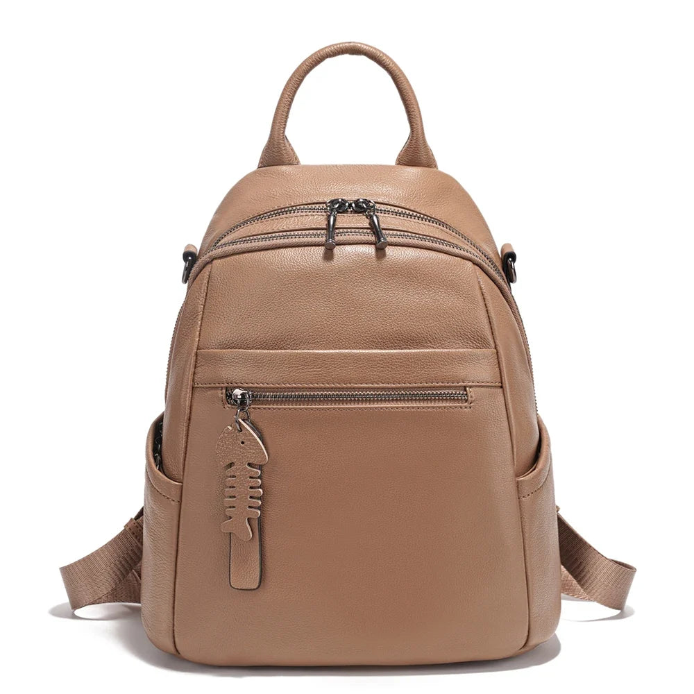 Sac à dos élégant en cuir souple pour femme, grand compartiment et poches pratiques pour l'organisation.