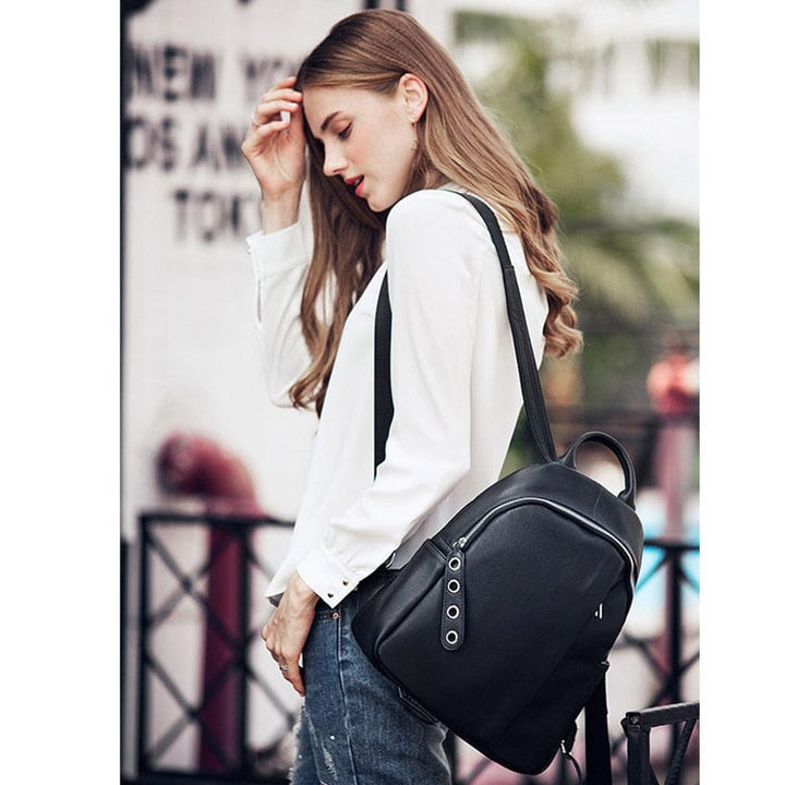 Sac à dos tendance en cuir véritable pour femme, idéal pour compléter une tenue