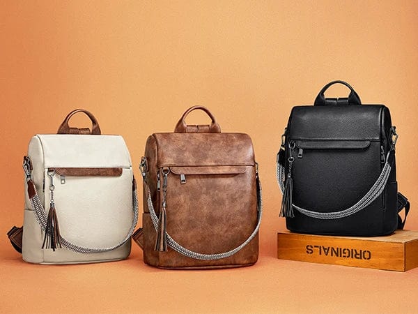 Gros plan sur la texture du cuir vegan d'un sac à dos femme, mettant en avant sa douceur et sa ressemblance avec le cuir véritable.