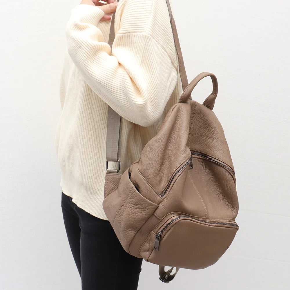 Sac à dos femme en cuir vegan noir élégant, parfait pour le style urbain et la mode quotidienne.