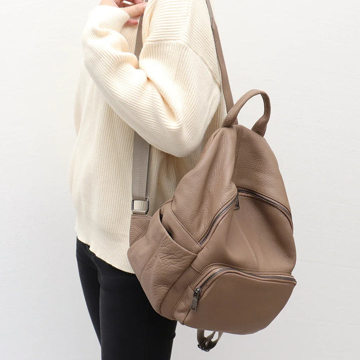 Sac à dos femme en cuir vegan noir élégant, parfait pour le style urbain et la mode quotidienne.