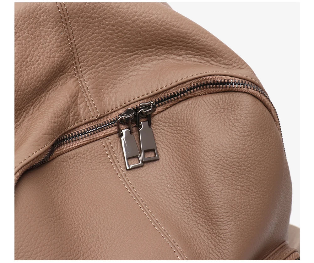 Sac à dos femme en cuir vegan bordeaux, offrant un style moderne et une solution de rangement écologique.