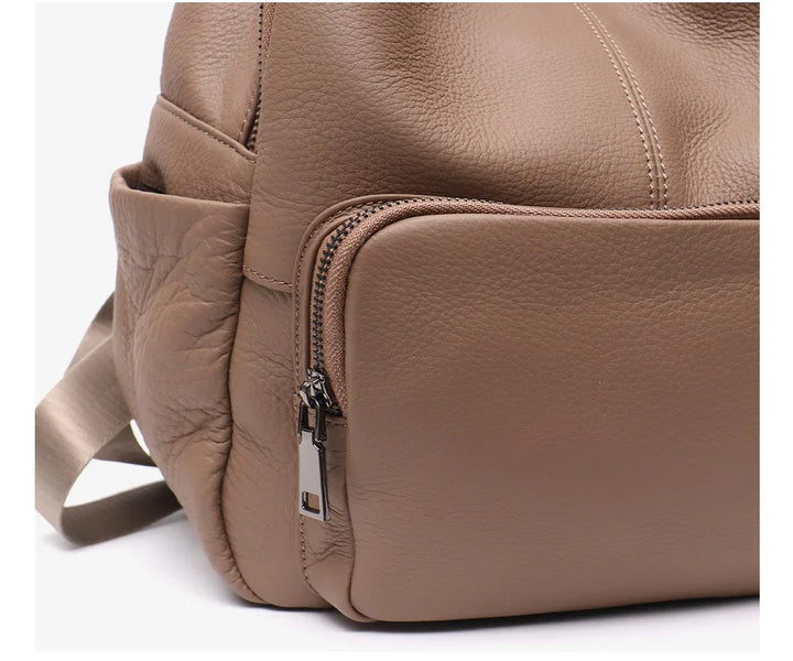 Sac à dos urbain femme en cuir vegan, avec des compartiments intérieurs spacieux pour organiser vos essentiels.