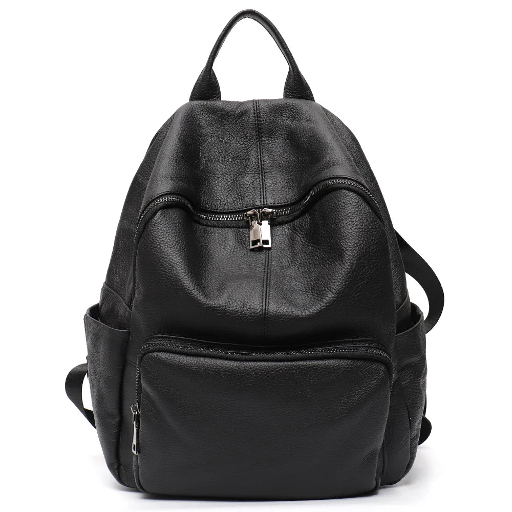 Sac à dos femme en cuir vegan noir porté élégamment, illustrant son adaptation au style de vie urbain.