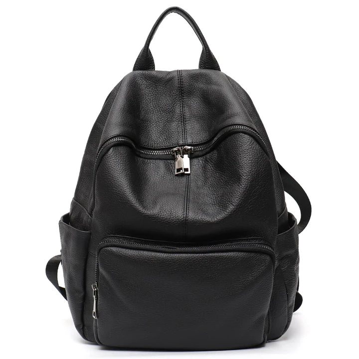 Sac à dos femme en cuir vegan noir porté élégamment, illustrant son adaptation au style de vie urbain.