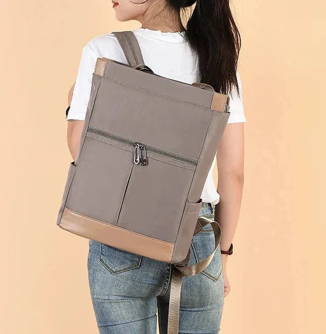 Sac à dos femme en nylon Oxford gris sur une personne, montrant sa taille parfaite pour un portable et son style.