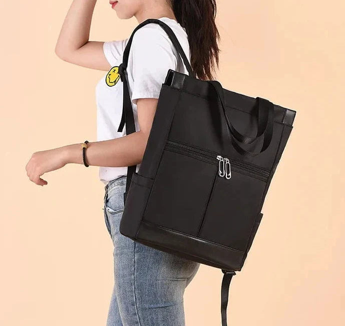 Sac à dos chic et durable en nylon Oxford noir pour femme, grand compartiment principal, étanche et pratique.