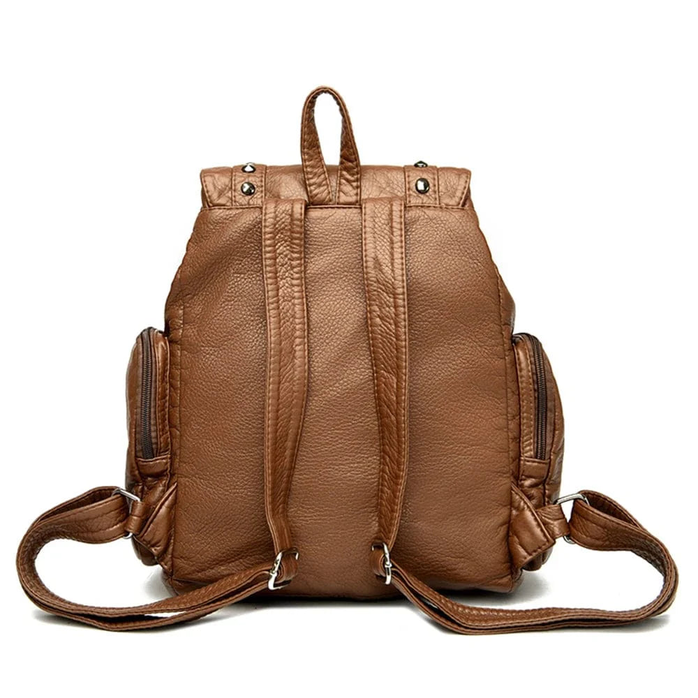 Vue détaillée du sac à dos femme en cuir vegan bleu, fermetures éclair et finitions de qualité