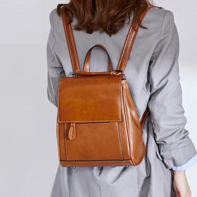 Sac à dos chic en cuir PU pour femme, design minimaliste et élégant.