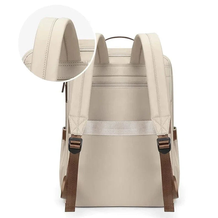 Sac à dos ordinateur pour femme, design minimaliste, couleur beige, idéal pour un look chic et décontracté.