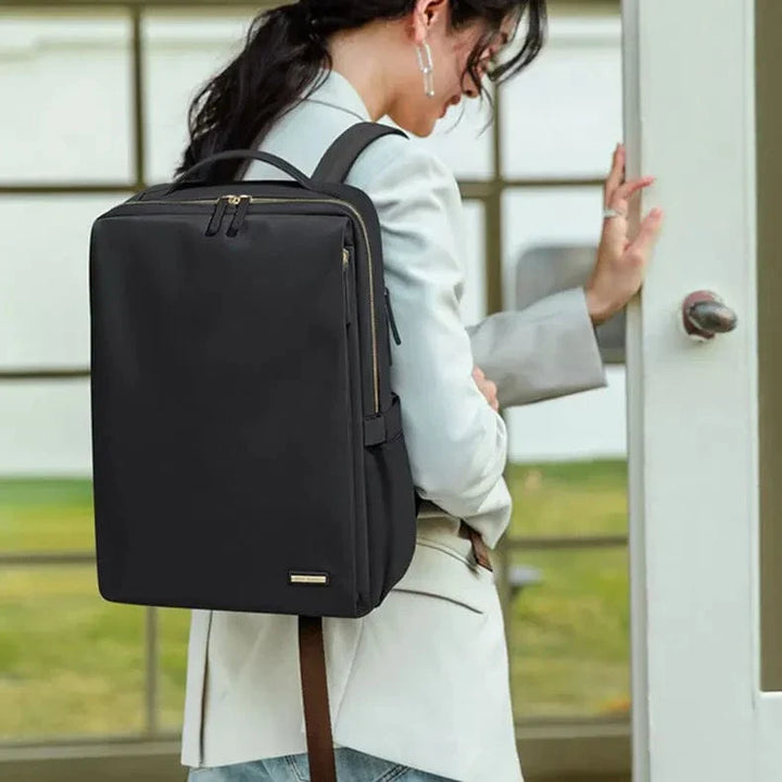 Sac à dos femme en cuir PU avec détails métalliques dorés, élégant et résistant pour tous les usages.