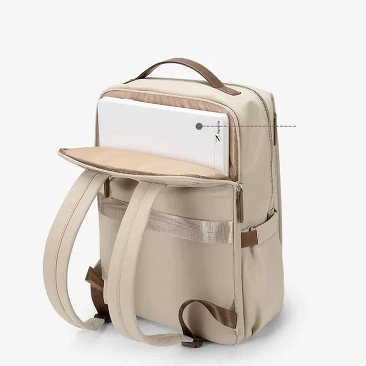 Intérieur d'un sac à dos femme, compartiments multiples pour ordinateur portable et accessoires.