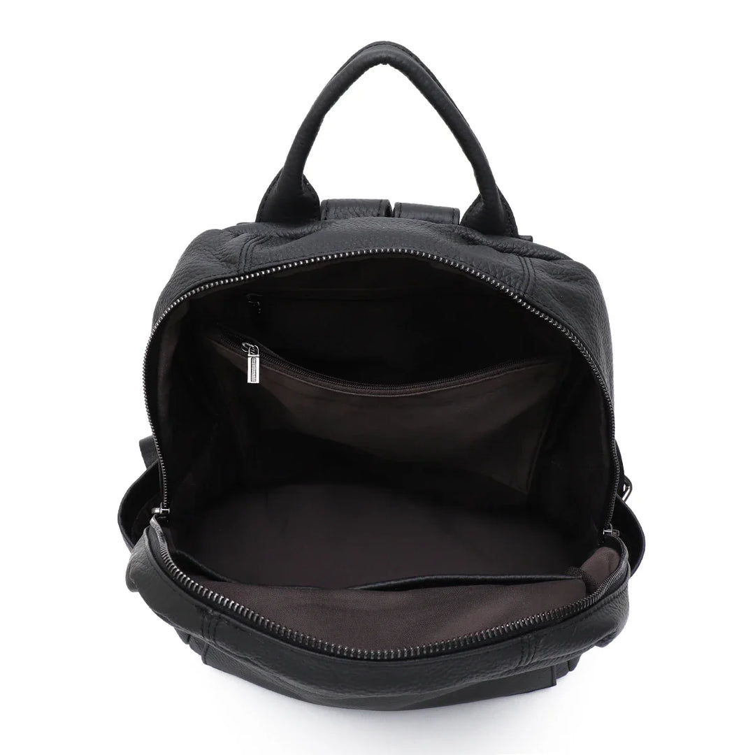 Sac à dos cuir vegan femme porté, accessoire tendance et pratique pour un look urbain élégant.
