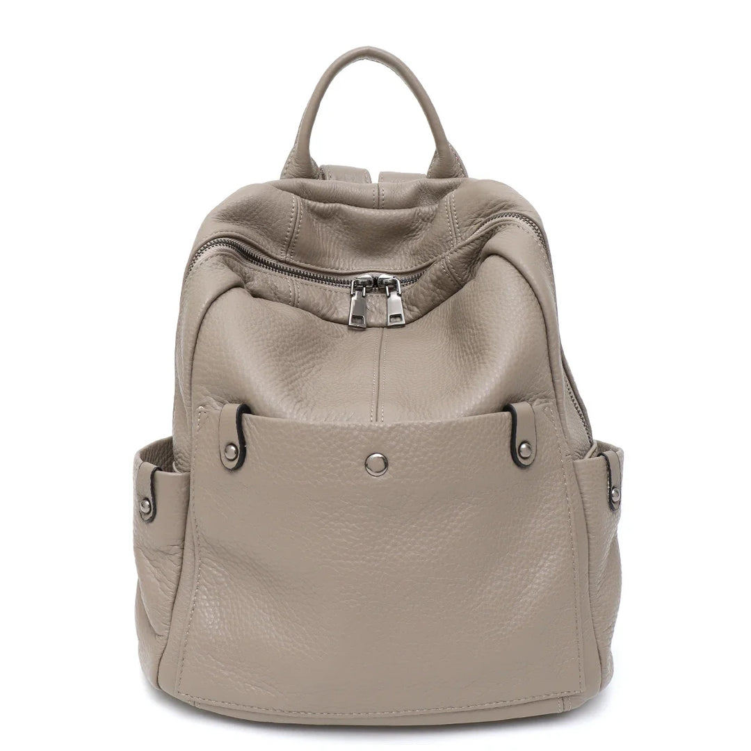 Détail de la texture et fermeture du sac à dos femme en cuir vegan, qualité et élégance assurées.