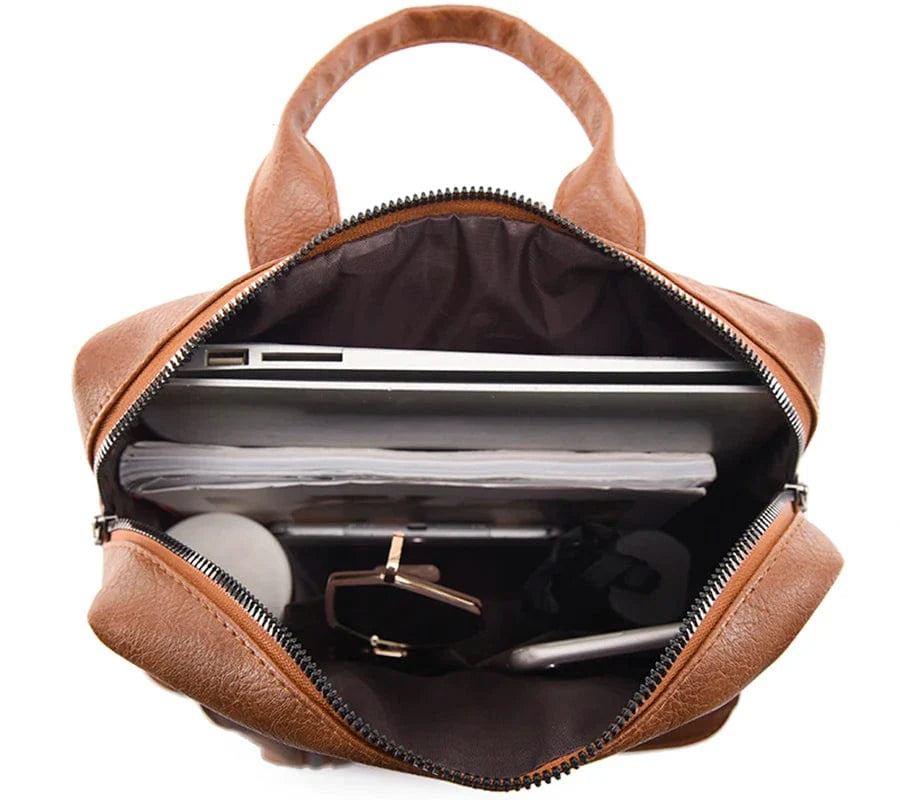 Sac à dos femme en cuir vegan rouge bordeaux, ajoutant une touche de couleur et de style à votre look.